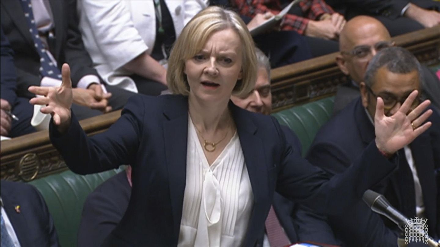 Liz Truss, İngiltere hükümetinin kaosu arasında istifa etmek için yaygara ile karşı karşıya