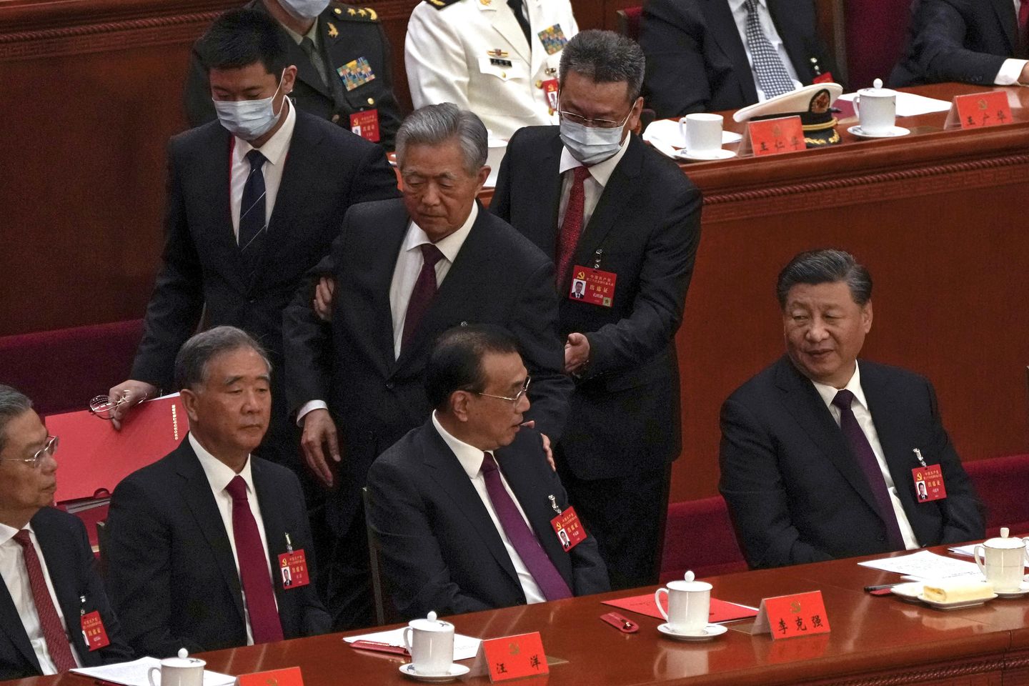 Eski Çin lideri Parti kongresinden çıkarıldı