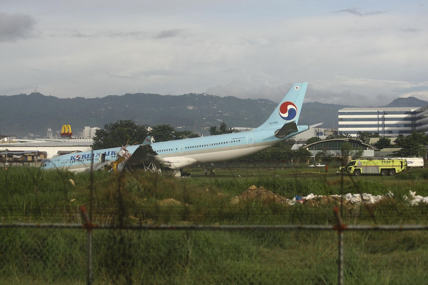 Koreli jet uçağı Filipinler havaalanı pistini aştı; hasarsız