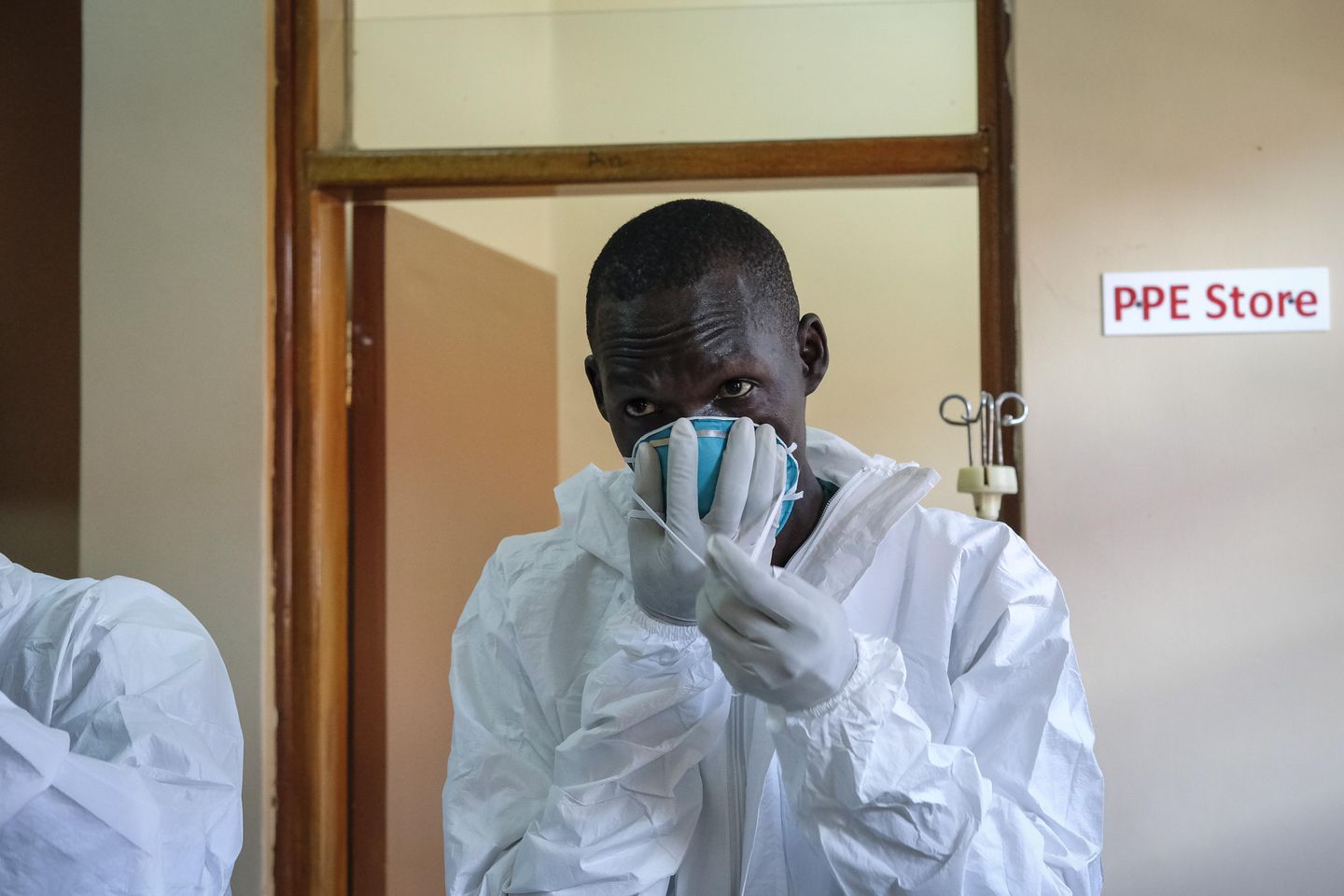 Ebola, bulaşıcılık korkusu arttıkça Uganda'da 6 okul çocuğuna bulaştı