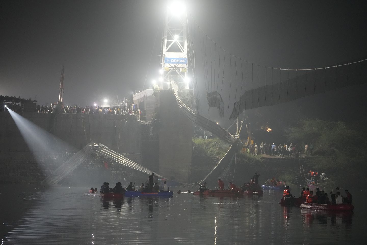 Hindistan'daki köprünün çökmesi sonucu en az 132 ölü, çok sayıda yaralı var.
