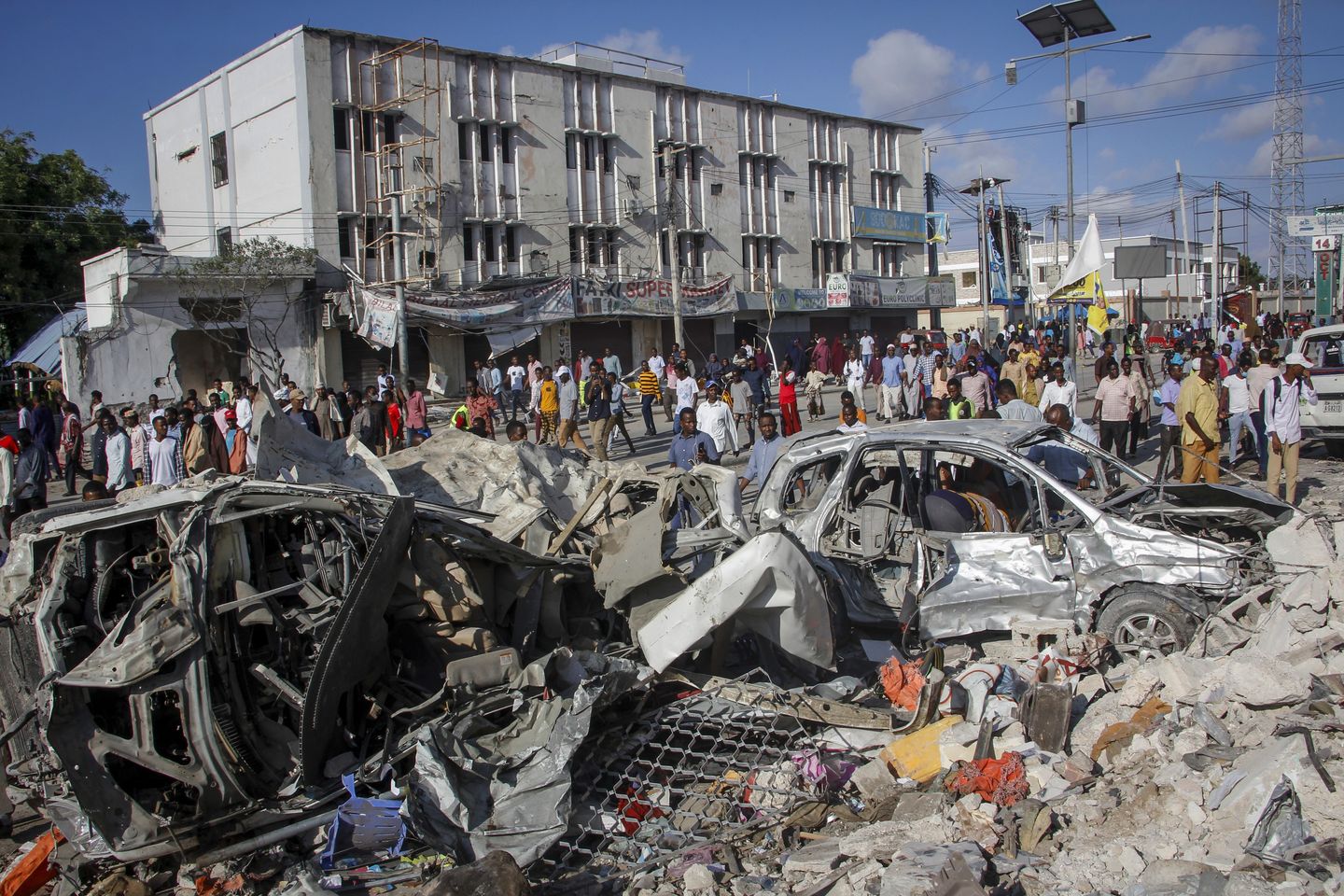 Somali cumhurbaşkanı, Mogadişu'daki ikiz patlamalarda 100'den fazla kişinin ölmesinin ardından savaşmaya devam etme sözü verdi