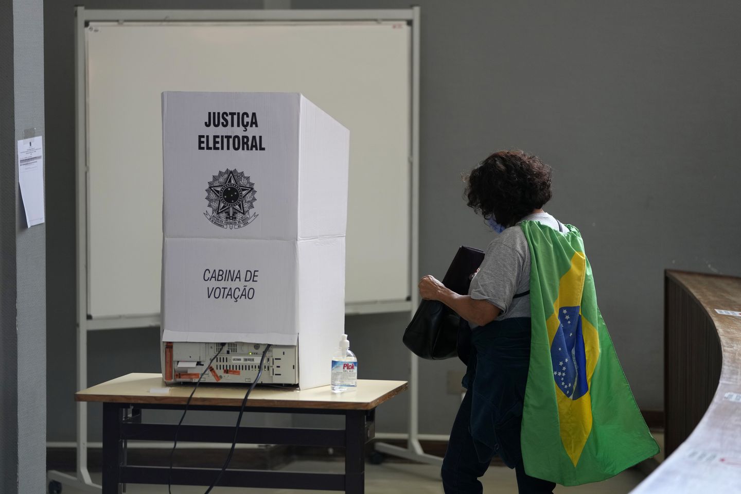 Brezilyalılar aşırı sol 'Lula' veya 'Trump of the Tropics' Bolsonaro arasında seçim yapmak için sandık başına gidiyor