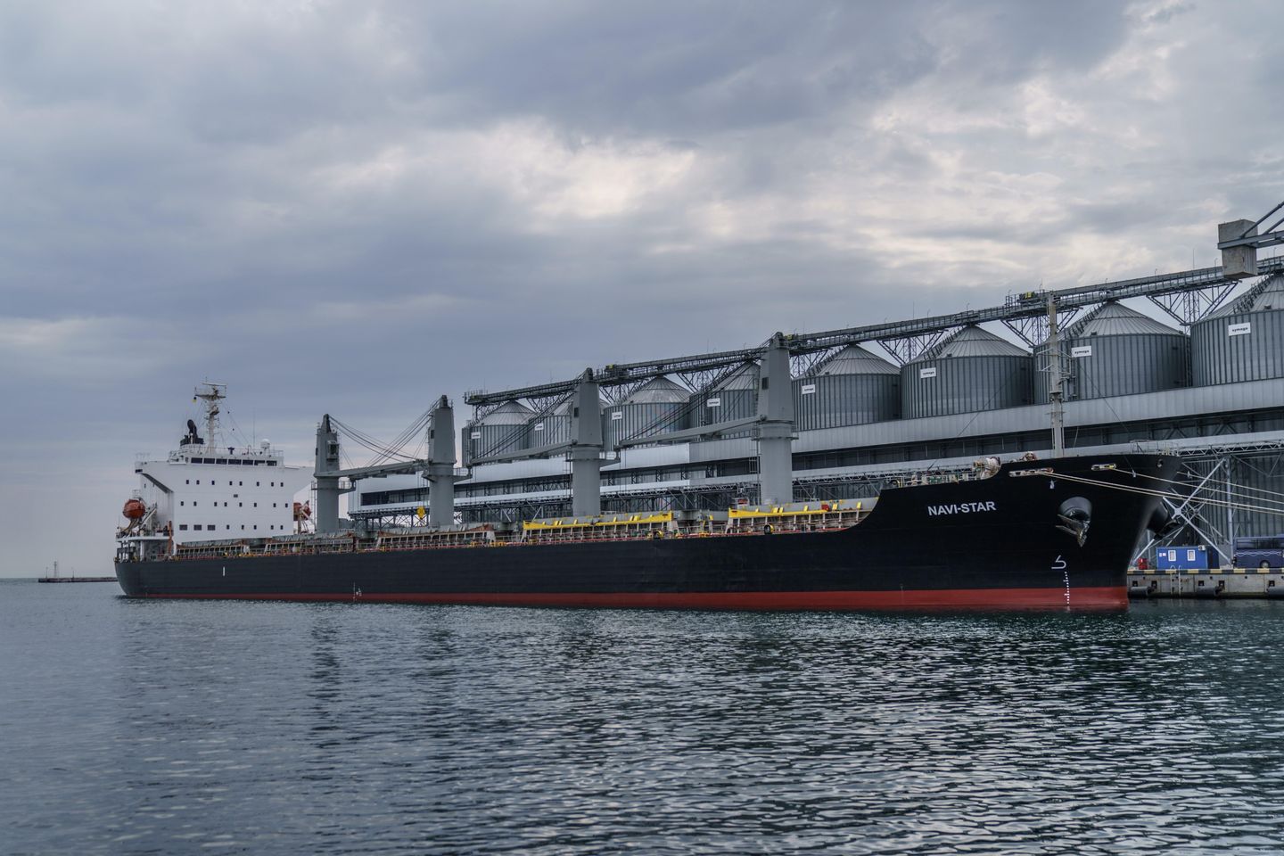 Rusya'nın BM aracılığındaki anlaşmadan çekilmesine rağmen tahıl gemileri Ukrayna'dan ayrılıyor