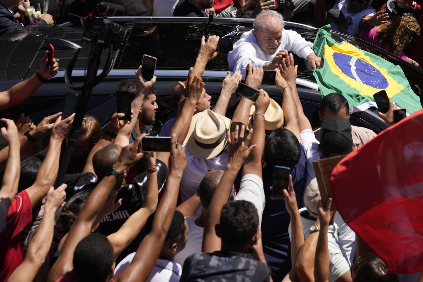 Luiz Inacio Lula da Silva Brezilya'da zaferini ilan ederken, 'tropiklerin Trump'ı Jair Bolsonaro sessiz kaldı