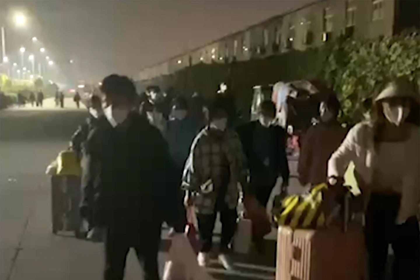 İşçiler, Zhengzhou'daki iPhone fabrikasını COVID bordürleri arasında terk ediyor
