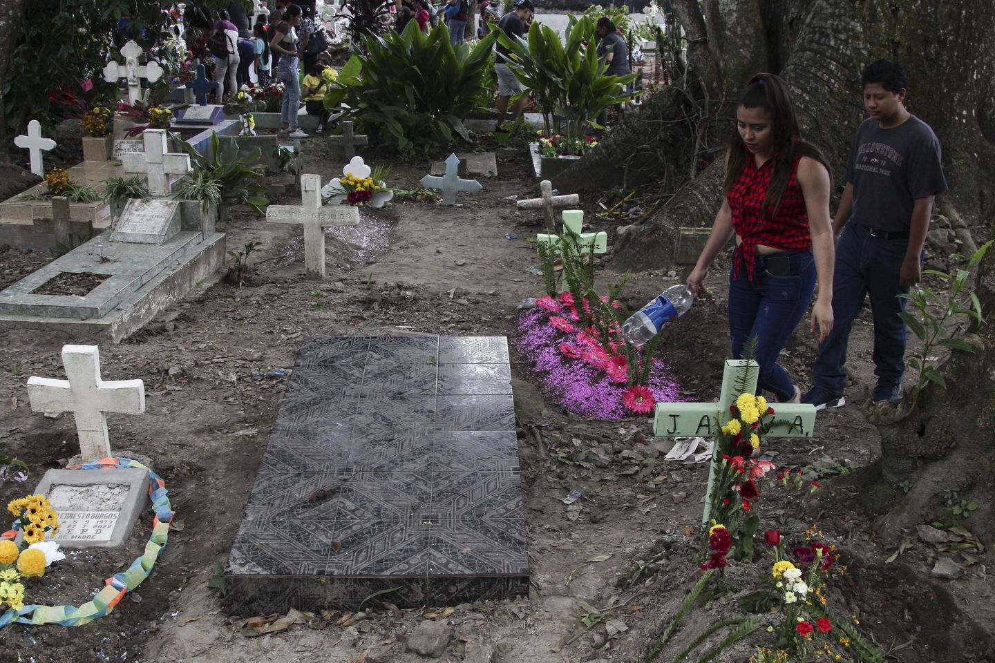 El Salvador cumhurbaşkanı, Almanya'nın Nazi sembollerini silmesine benzer şekilde çete üyelerinin mezar taşlarını yok ettiğini söyledi