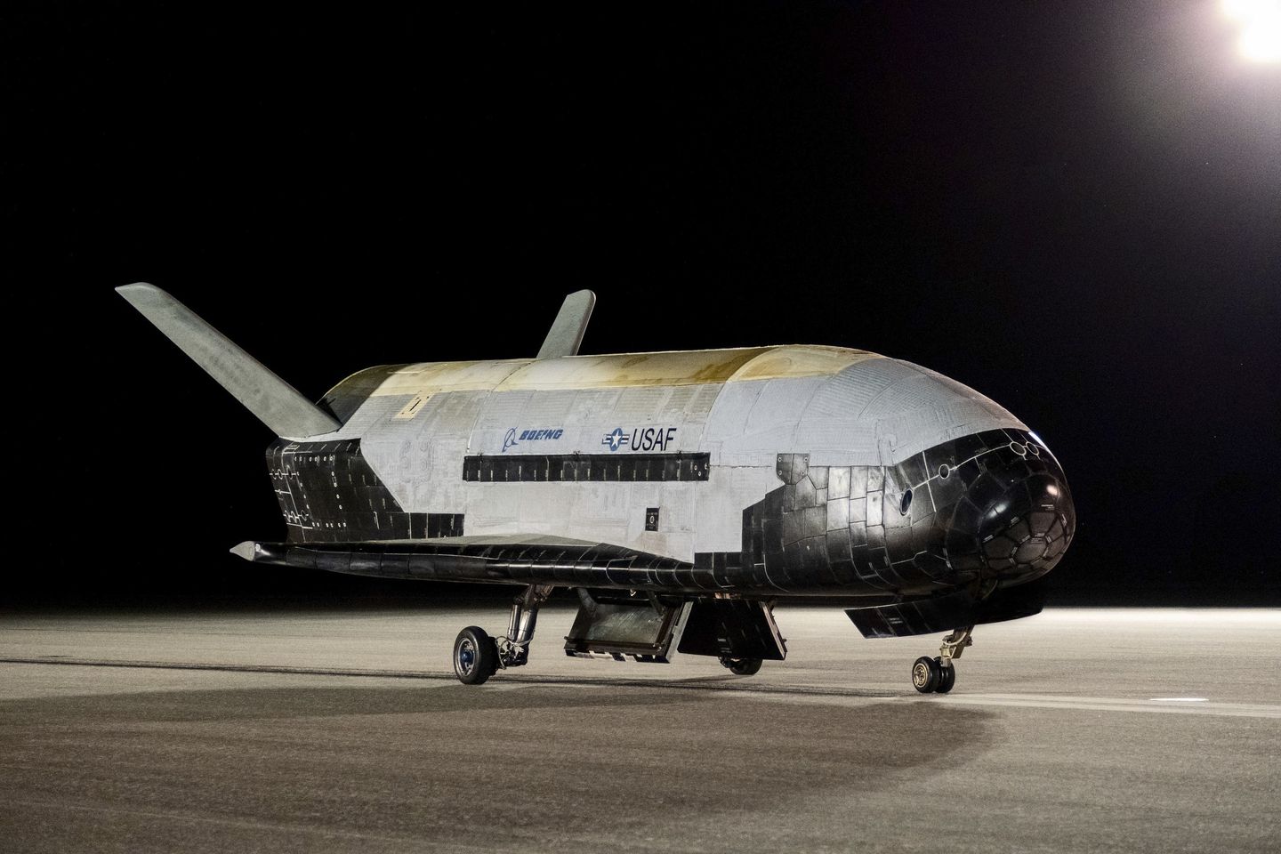 Pesawat ruang angkasa Boeing X-37B yang dapat digunakan kembali kembali ke Bumi setelah rekor 908 hari di orbit