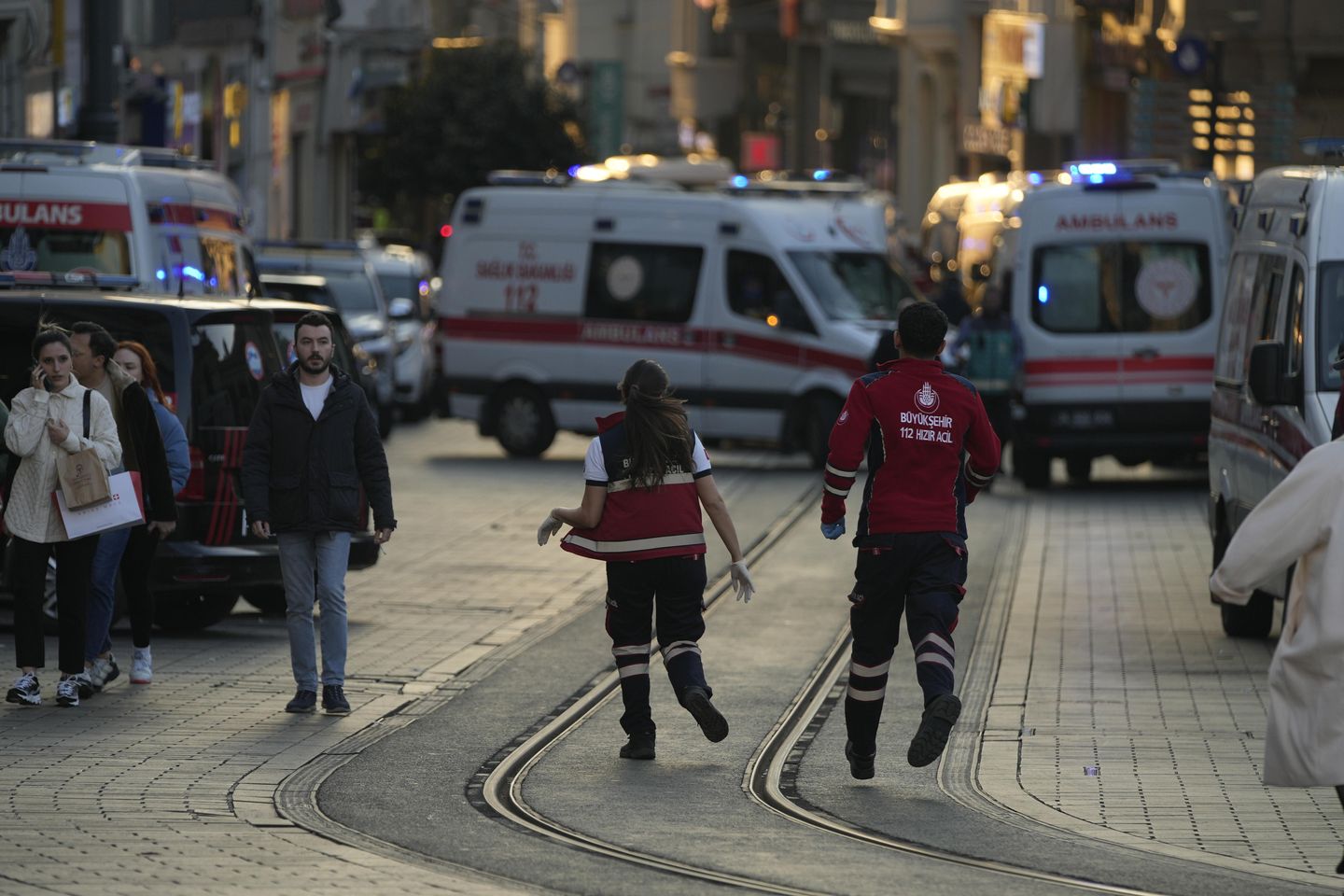 Büyük İstanbul caddesindeki patlamada 4 kişi öldü; neden belli değil