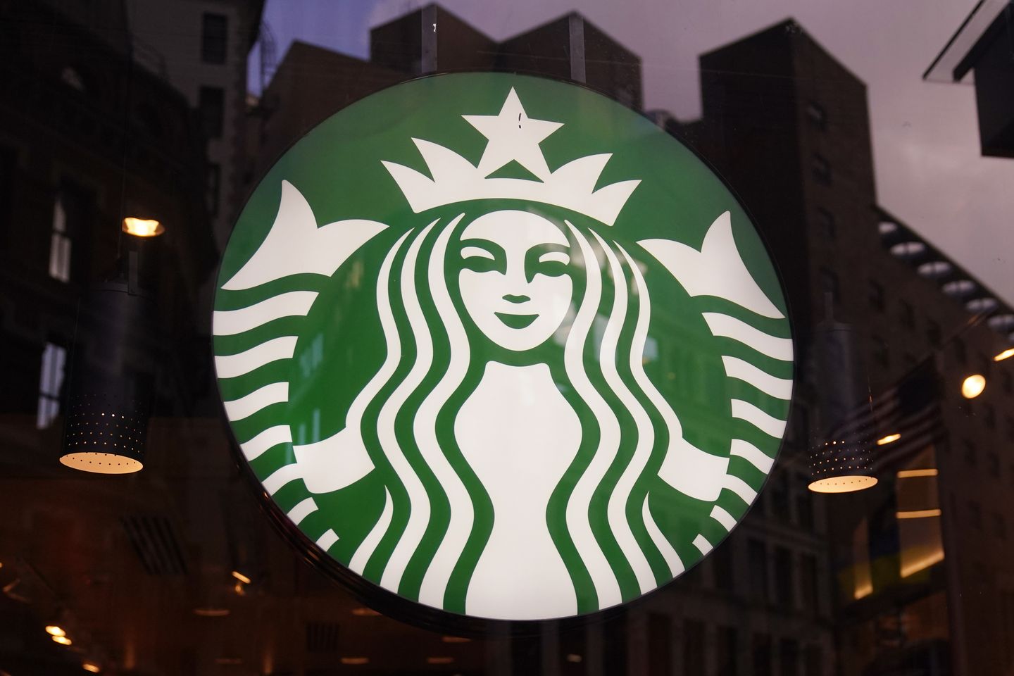Starbucks transseksüel kabul reklamı övgü ve çevrimiçi tepkilere yol açtı