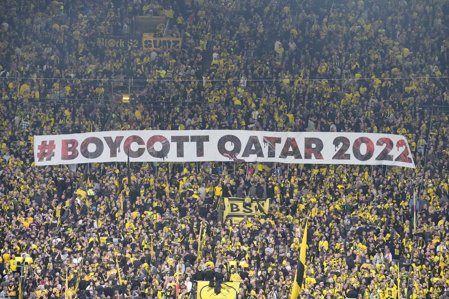 FIFA yerel baskılara boyun eğiyor ve Katar'daki Dünya Kupası stadyumlarında birayı yasakladı