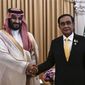 Saudi Crown Prince Mohammed bin Salman shakes hands with Thailand&#39;s Prime Minister Prayut Chan-o-cha at Goverment House in Bangkok, Friday, Nov. 18, 2022, during the Asia-Pacific Economic Cooperation (APEC) summit. (Lillian Suwanrumpha/Pool Photo via AP)