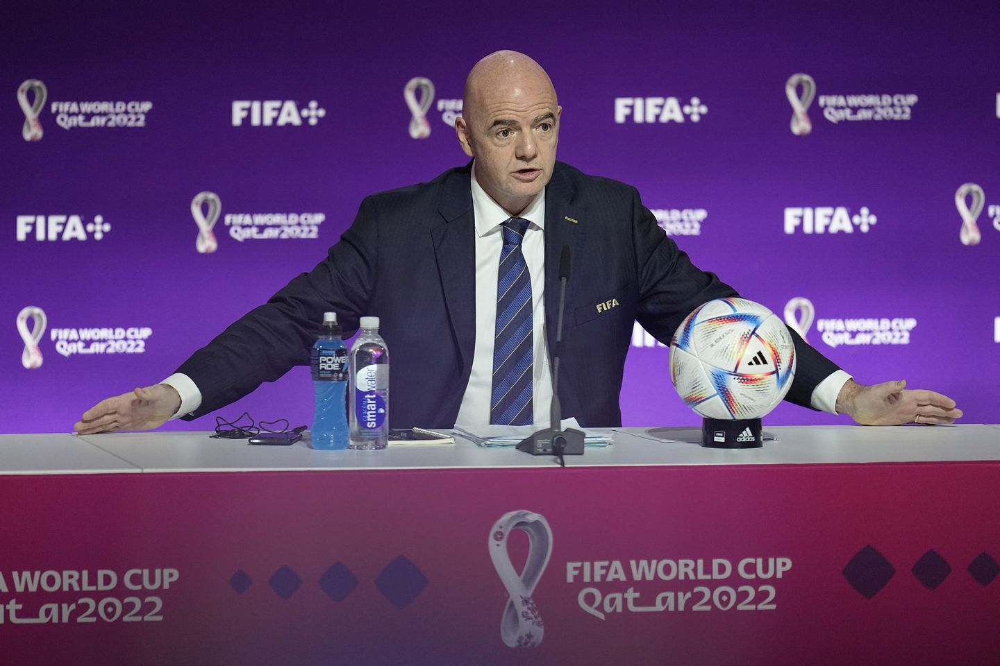Küresel futbol şefi, Dünya Kupası ev sahibi olarak Katar'ı öfkeli bir şekilde savunuyor