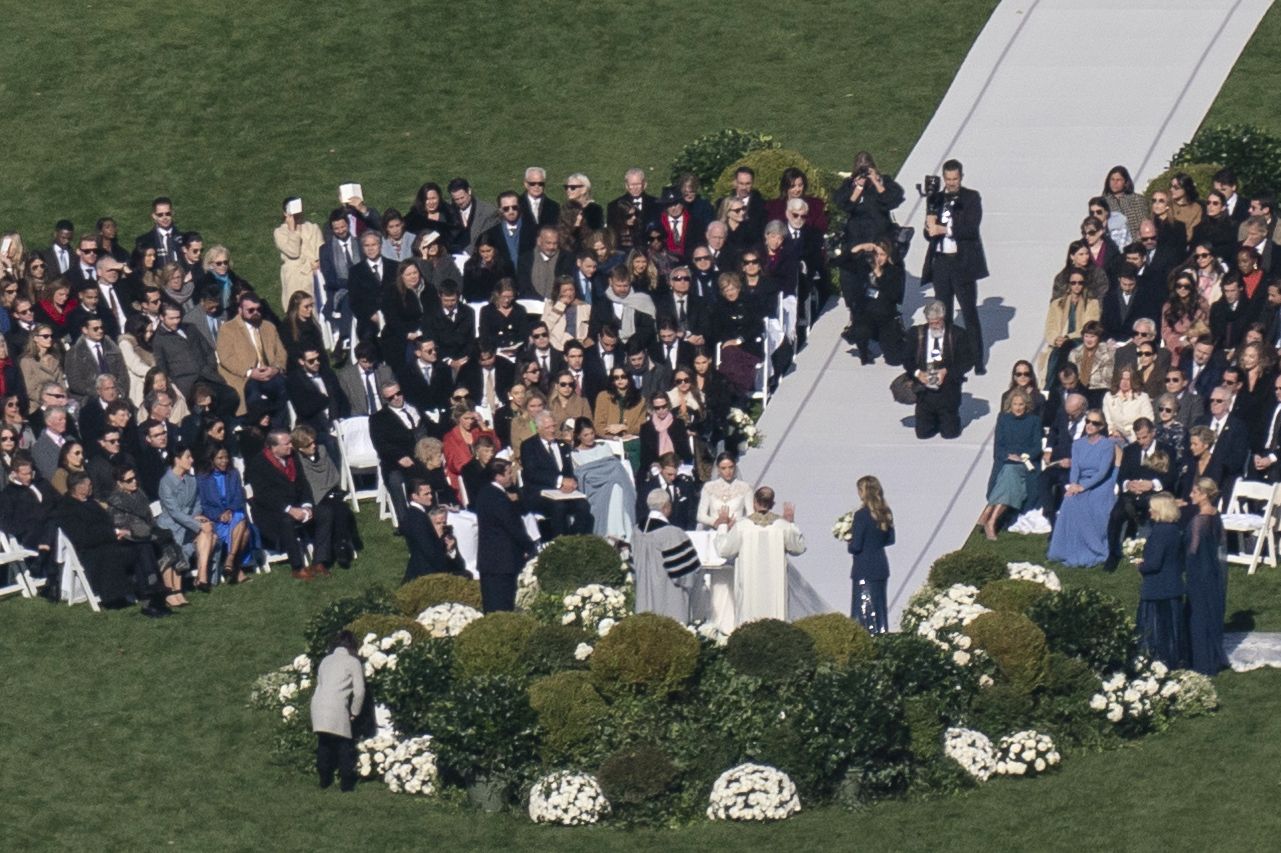 Biden mengumumkan pernikahan cucu Naomi, setelah perayaan