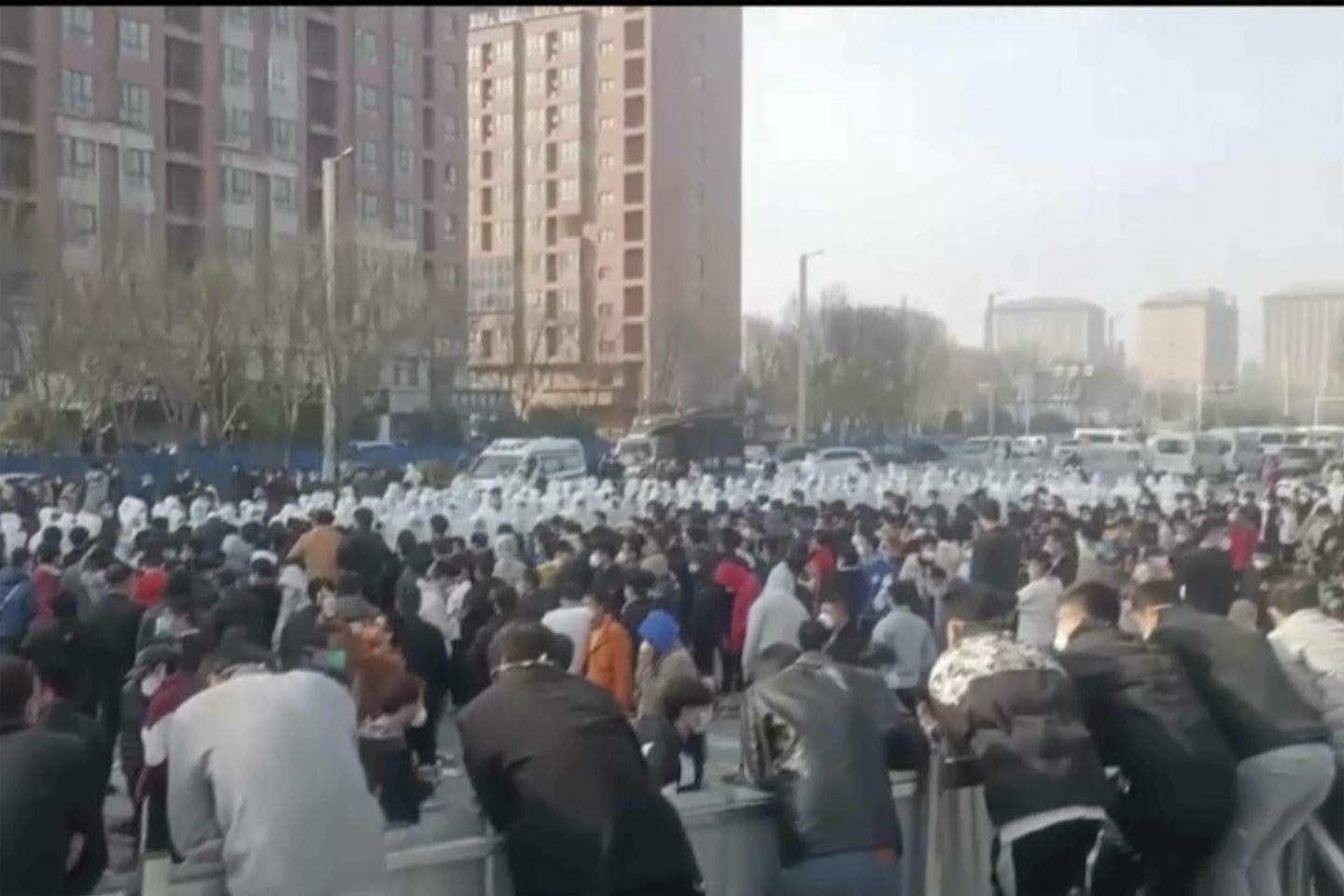 Protes langka meletus di China atas pembatasan COVID, penguncian