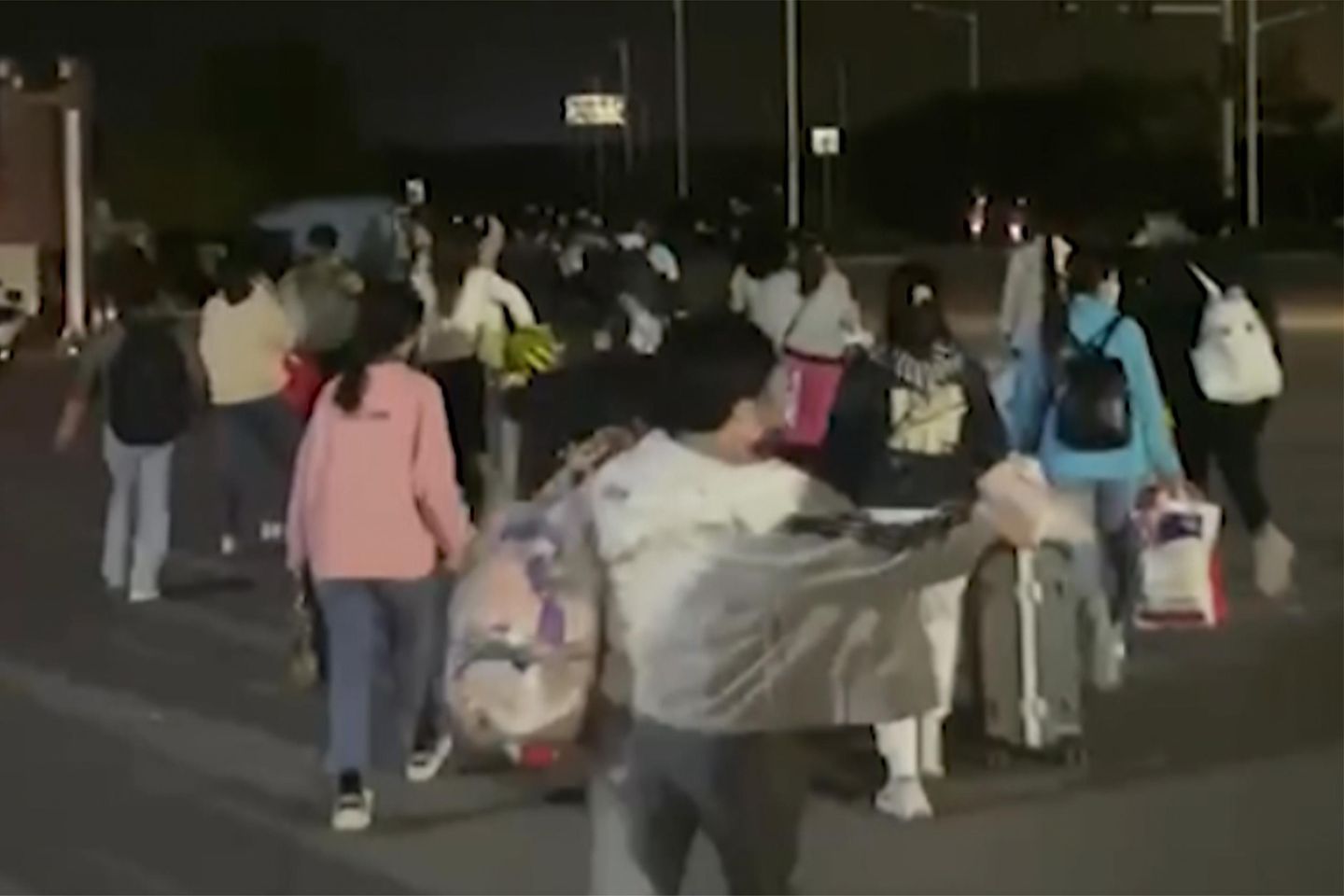 İşçiler protesto etti, virüs bulaşmış Çin iPhone fabrikasında dövüldü