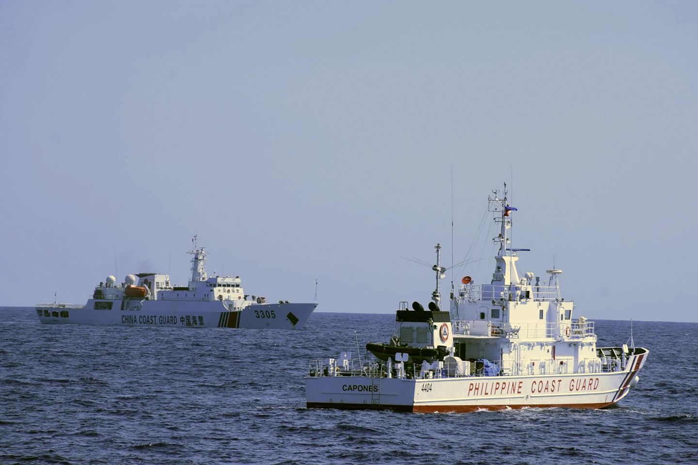 Kapal perang Angkatan Laut berlayar di dekat pos terdepan persenjataan China di Laut China Selatan