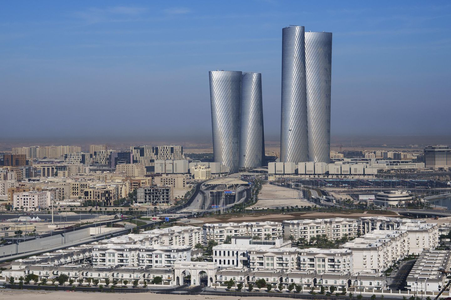 Boş sokaklar, vinçler: Katar'ın Dünya Kupası için inşa ettiği şehir