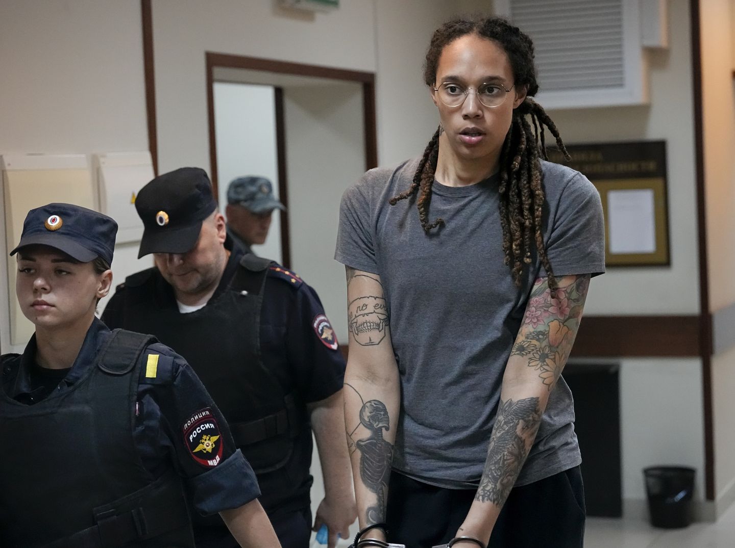 WNBA yıldızı Brittney Griner, Rusya'da tutuklu takasıyla serbest bırakıldı.