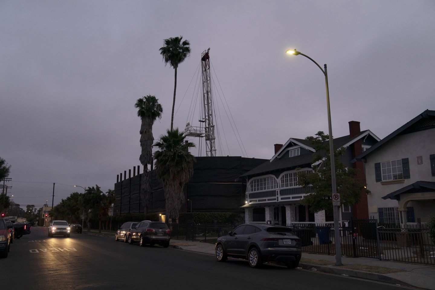 Dewan Kota Los Angeles memilih untuk melarang pengeboran minyak dan gas, menghapus sumur yang ada