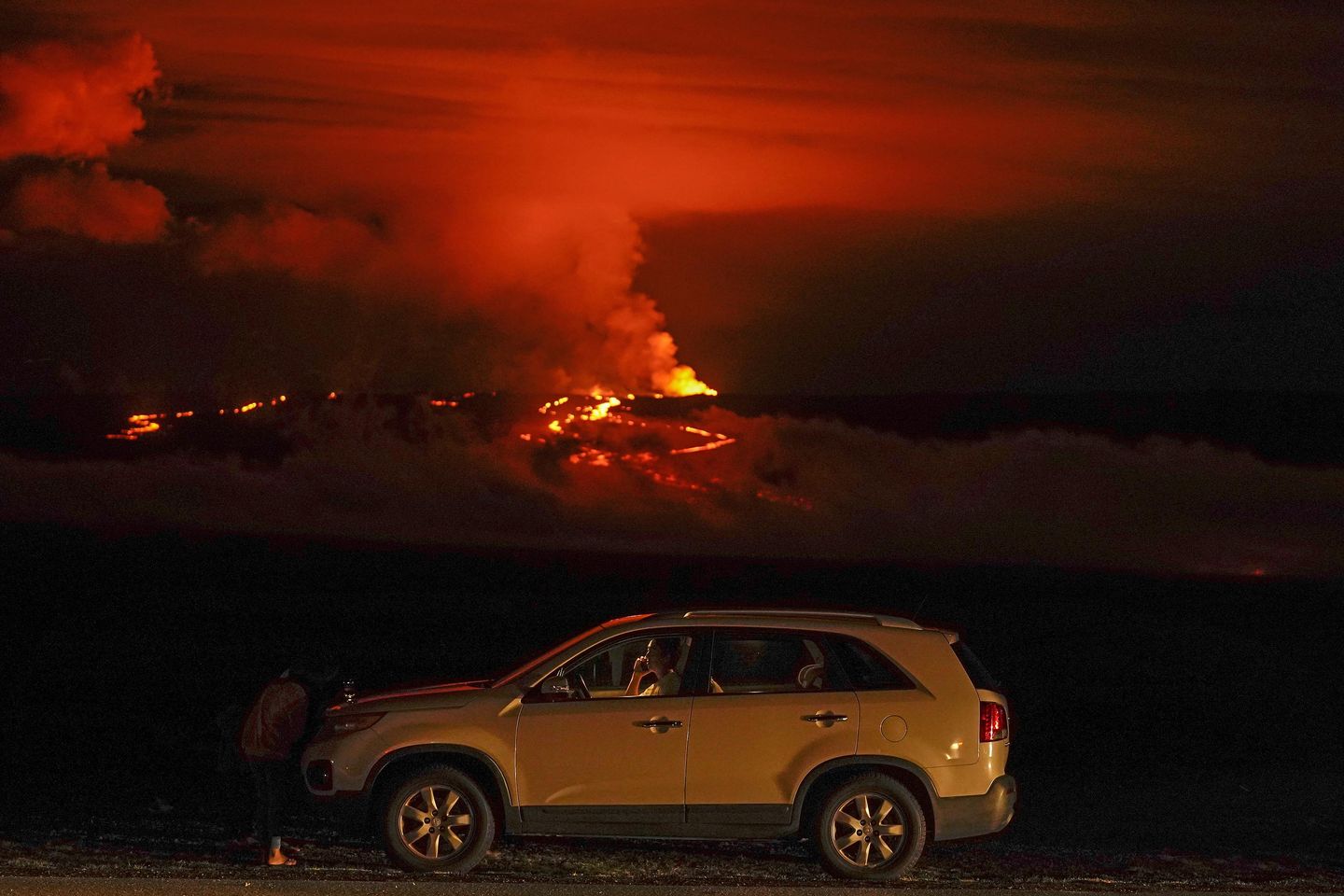 Lava flow from Mauna Loa volcano on Hawaii stalls out before reaching major highway