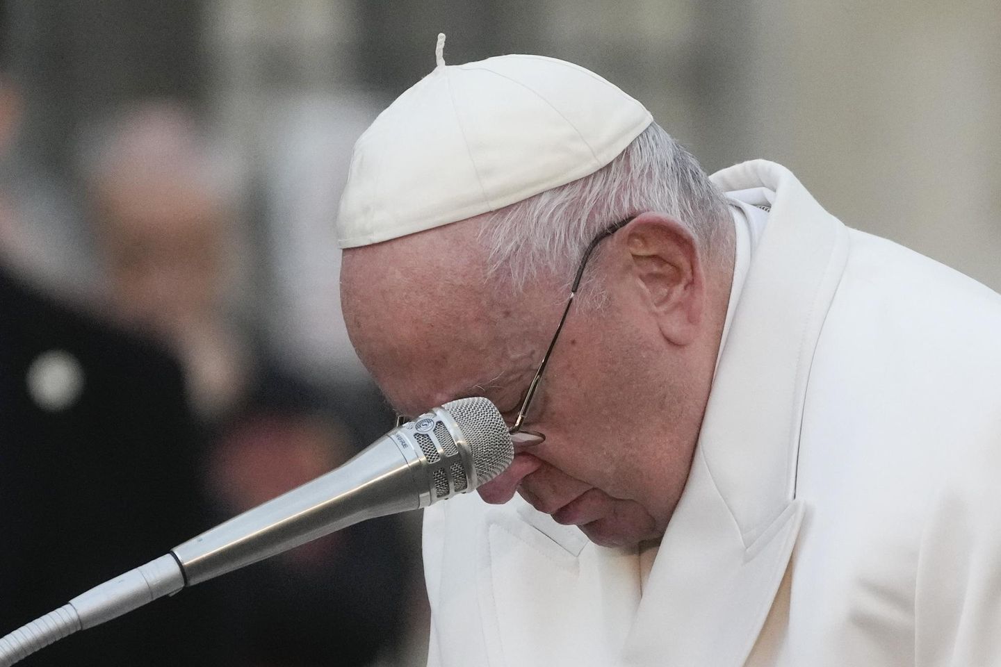 Papa, Ukrayna'da barış için dua ederken Roma'da ağlıyor