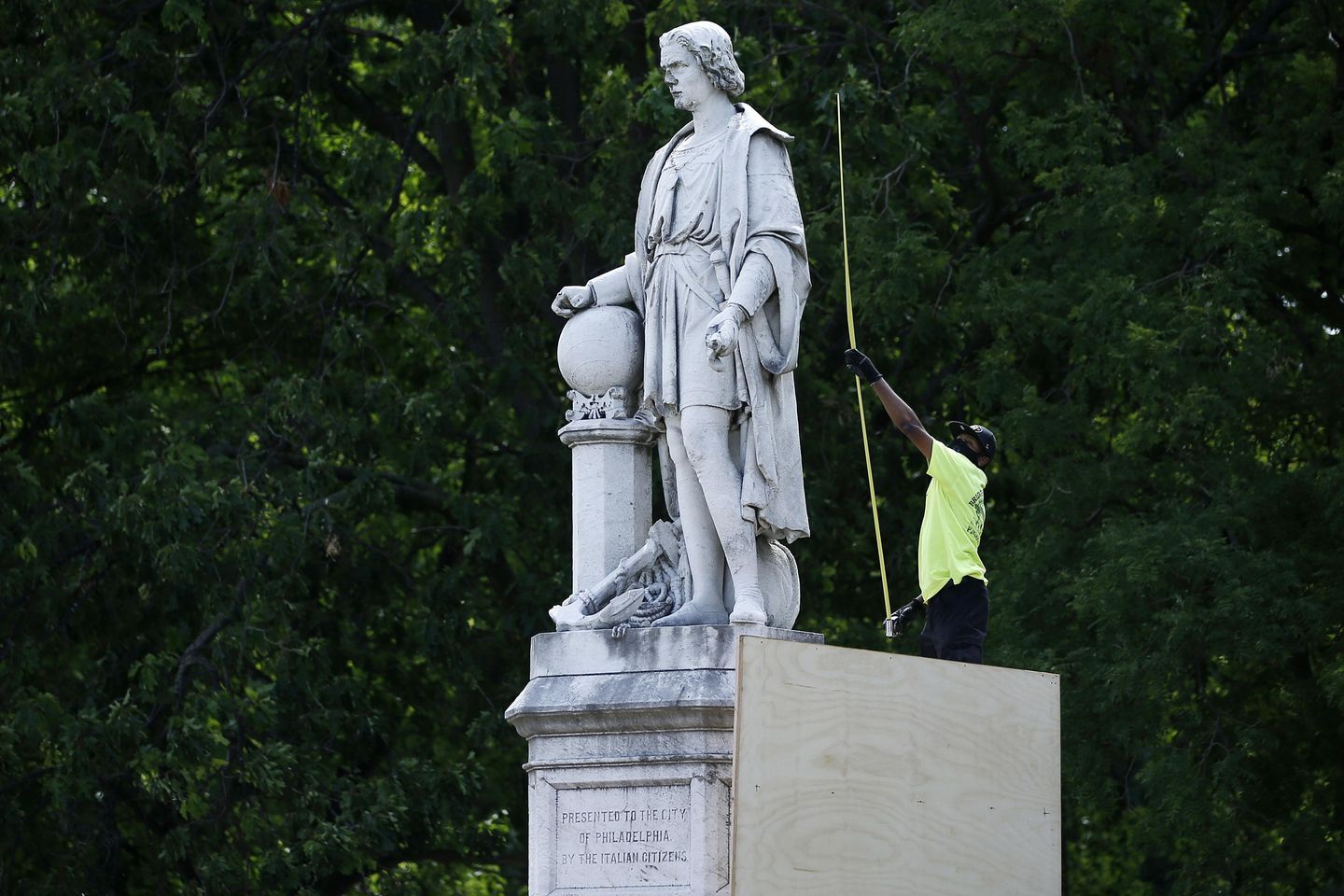 Philadelphia memerintahkan untuk menghapus kotak yang menutupi patung Christopher Columbus