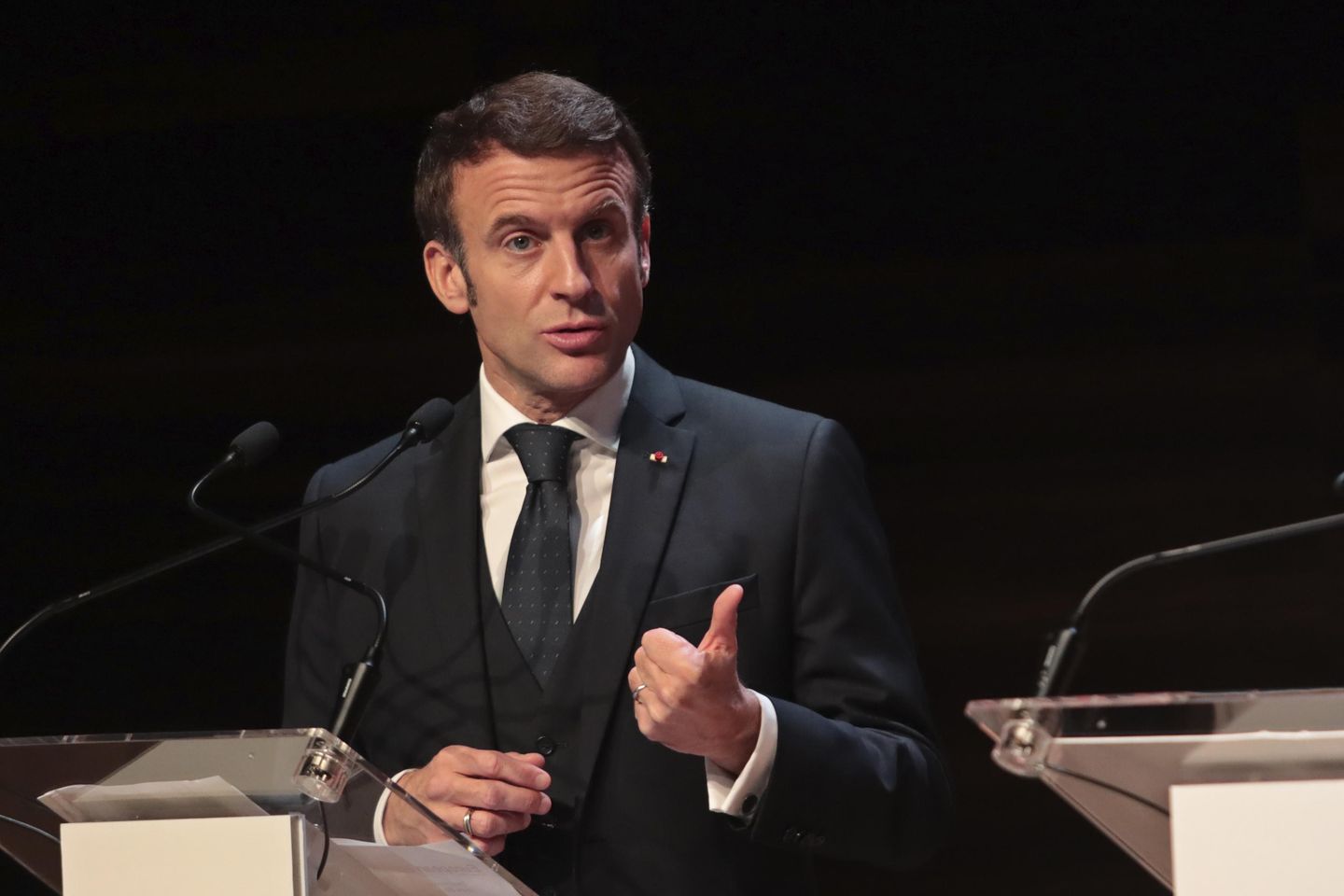 Emmanuel Macron: Fransa, 25 yaşın altındaki herkese prezervatifi ücretsiz hale getirecek