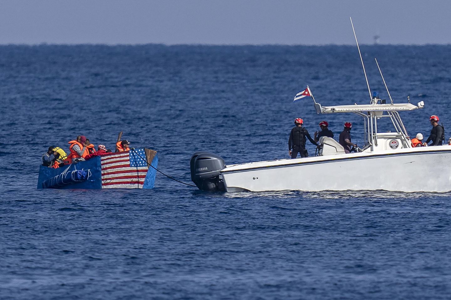 ABD bayrağı taşıyan sal Küba, Havana açıklarında durduruldu