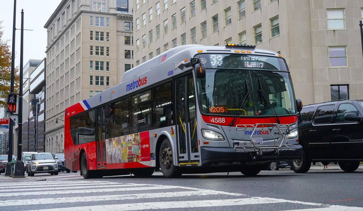 NextImg:Metro to allow boarding at both sets of doors on 450 buses