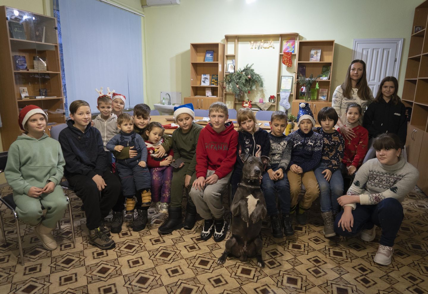 Ukrayna'daki savaşın travmasını yaşayan çocuklara köpek terapisi
