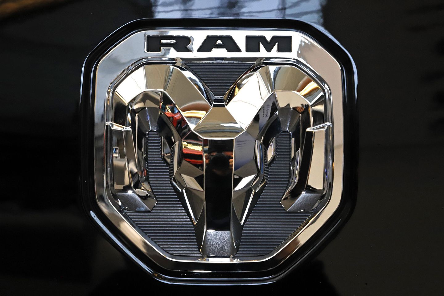 Pembuat mobil Stellantis menarik kembali 1,2 juta truk Ram dari 2019-22 karena masalah penutupan pintu belakang