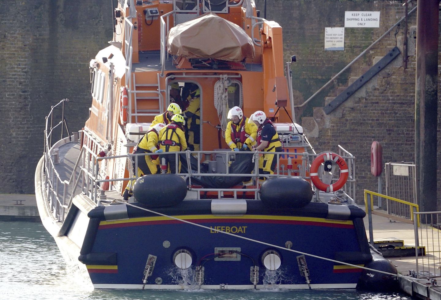 İngiliz Kanalı'nda tekne alabora olduktan sonra 4 kişinin öldüğü doğrulandı