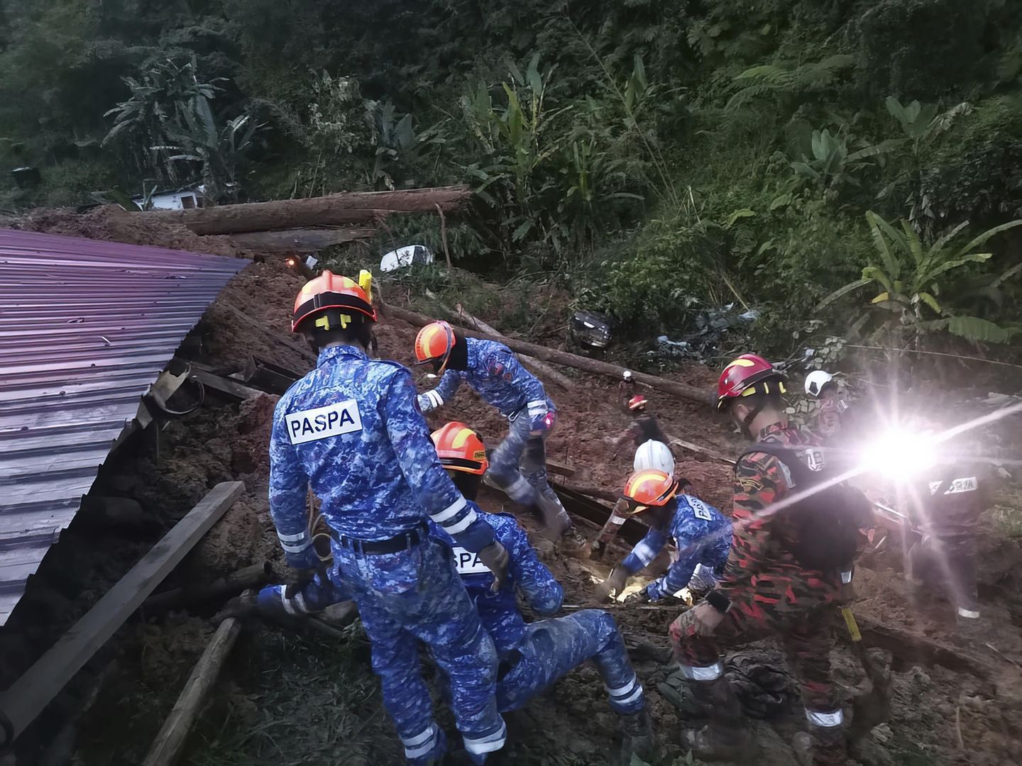 Malezya'daki kamp alanına toprak kayması sonucu 2 kişi öldü, 51 kişi kayıp