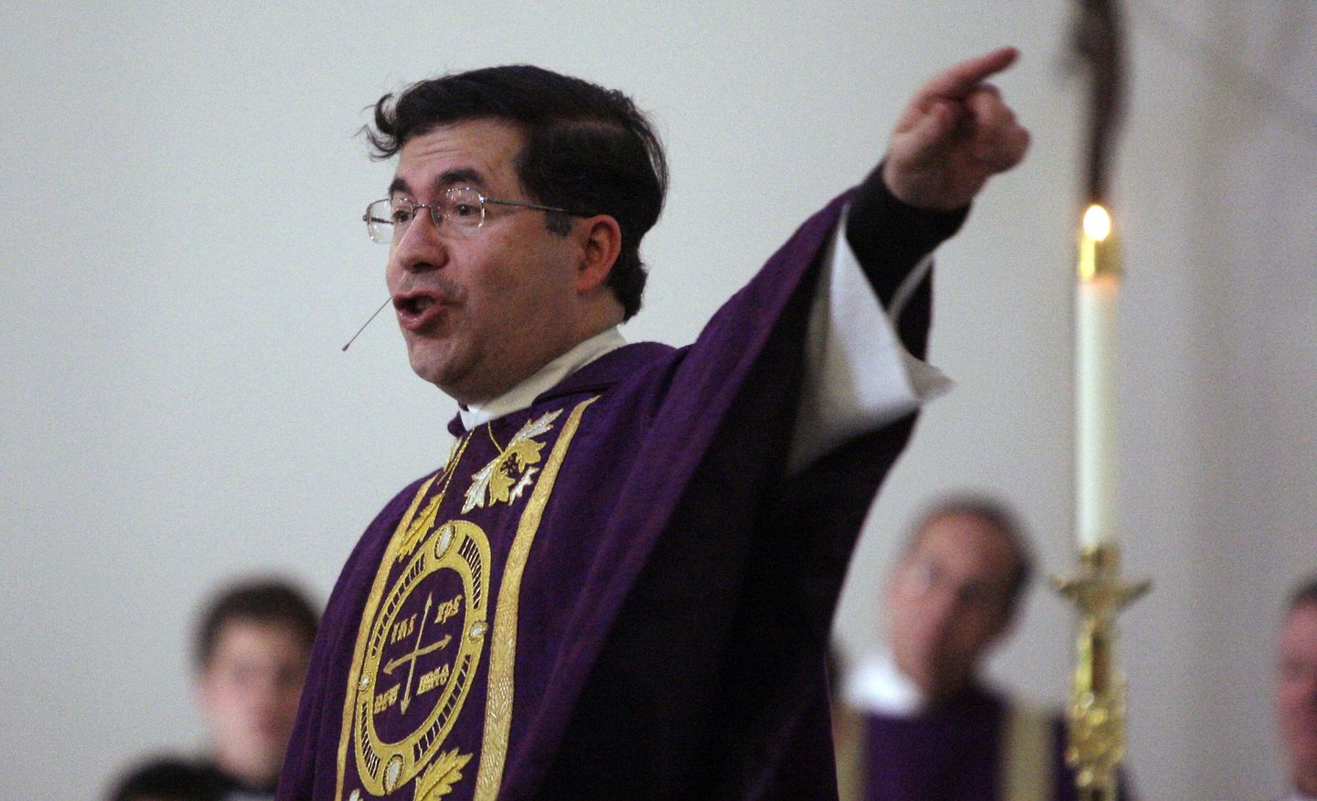 Frank Pavone, pendeta Katolik pro-kehidupan yang dipecat, memperkirakan gereja akan bergerak untuk mengucilkannya