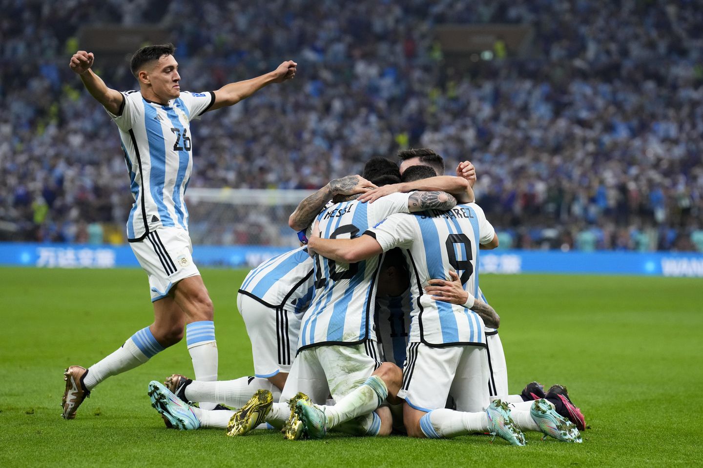 Argentina telah memenangkan Piala Dunia dengan mengalahkan Prancis 4-2 dalam adu penalti di final