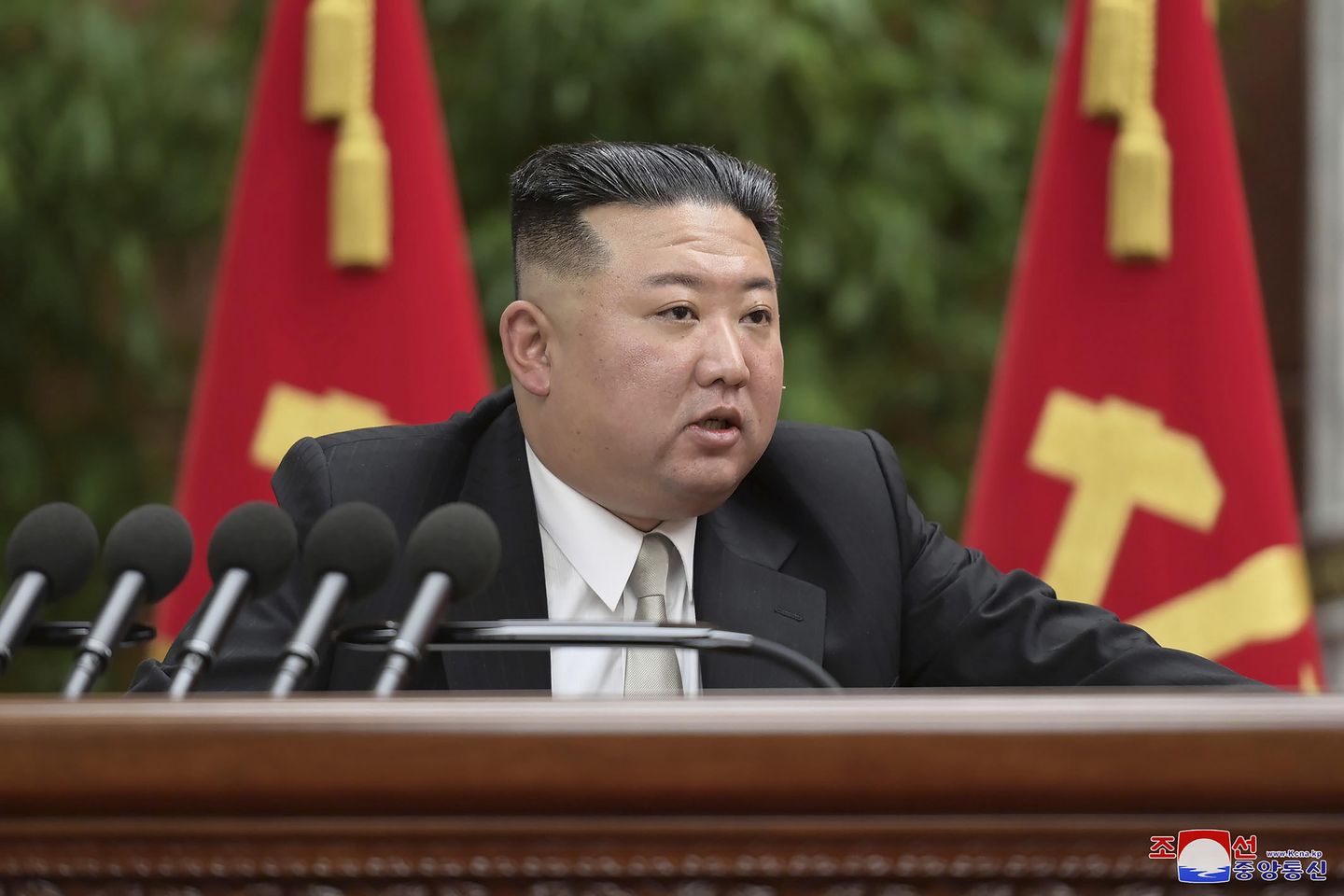 Kim Korea Utara menjabarkan tujuan utama untuk meningkatkan kekuatan militer