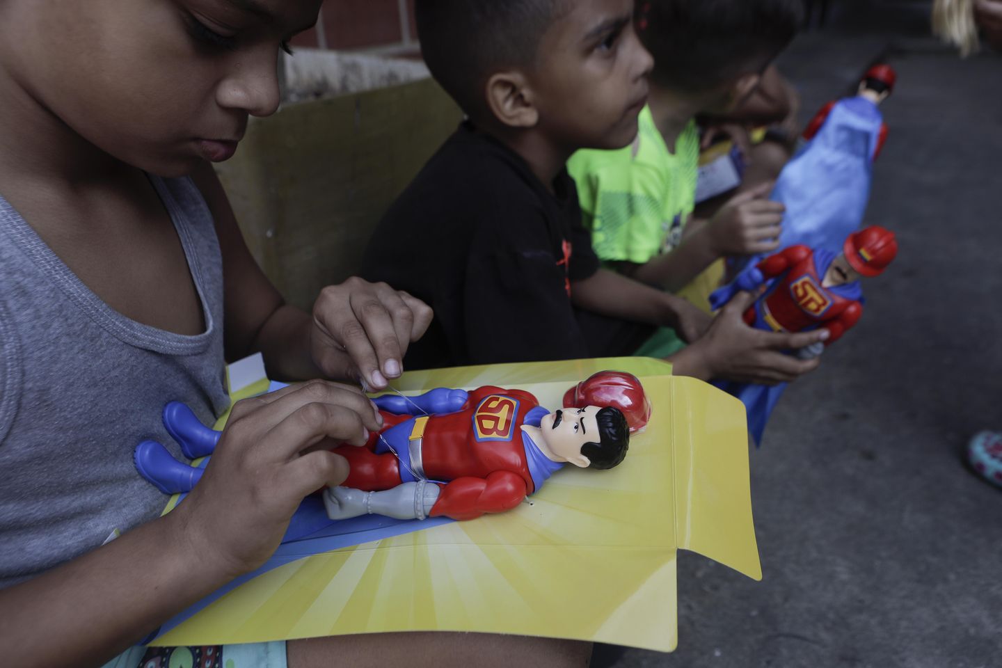 ‘Super Bigote’: Mainan Natal mirip Nicolas Maduro memicu kontroversi di Venezuela