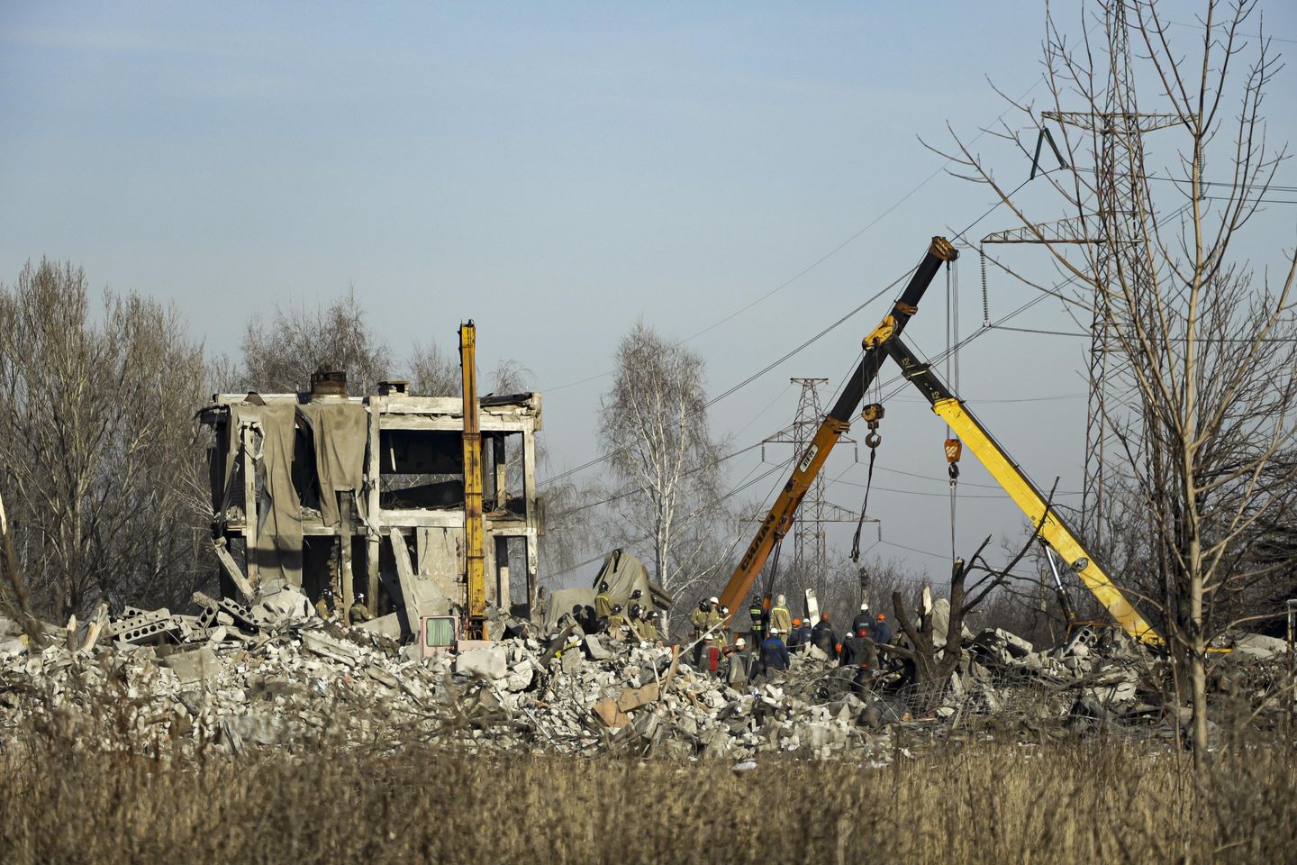 Ukrayna'nın muhtemelen mühimmat depolayan okul binasına düzenlediği saldırının ardından Rus askerleri öldü