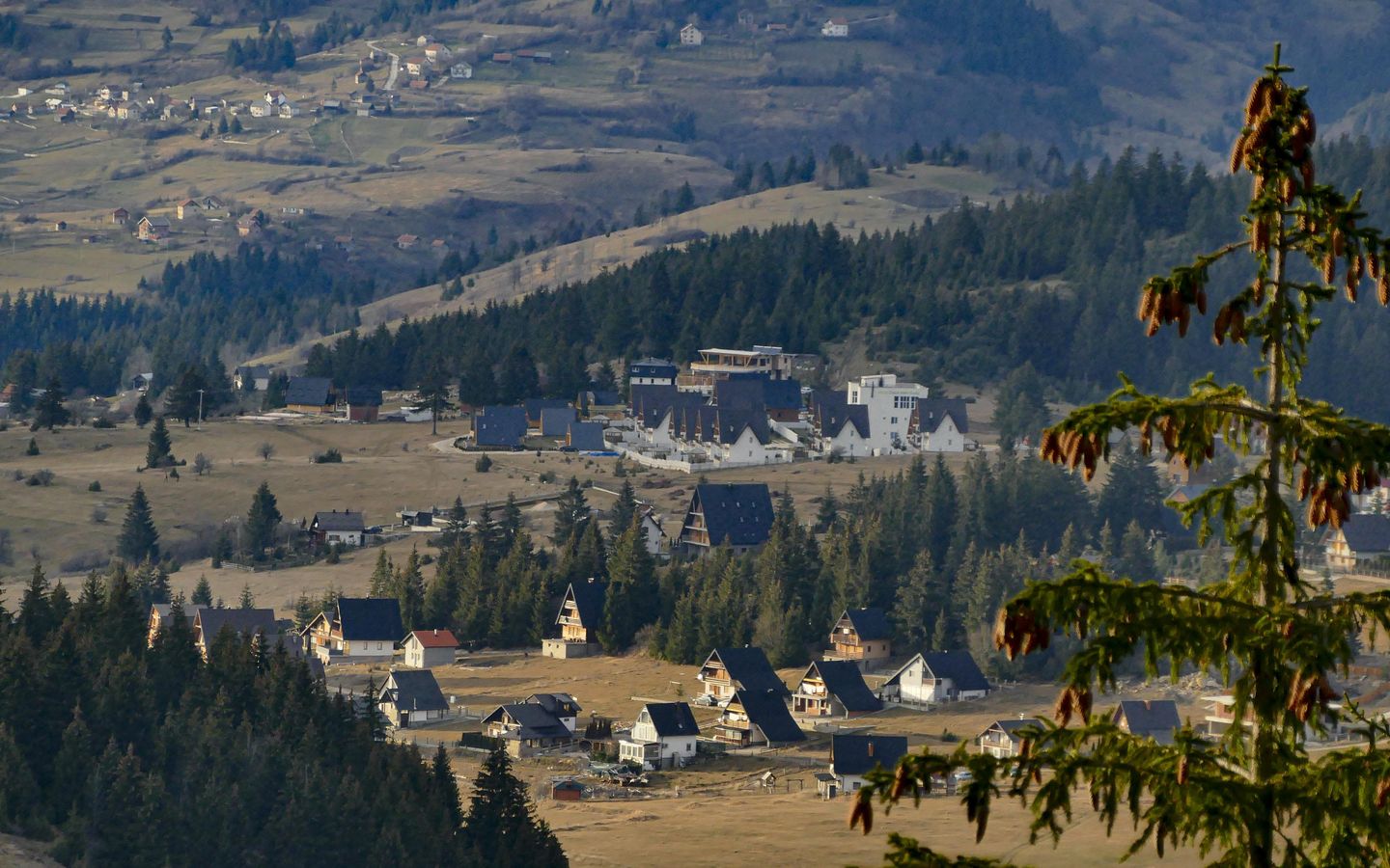 Bosna'daki kayak merkezleri, Avrupa'da rekor sıcak kış görüldüğü için sıkıntı çekiyor