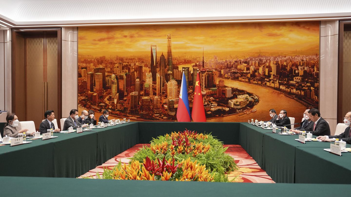 Filipin lideri Çin ziyaretinde ekonomik bağları vurguladı