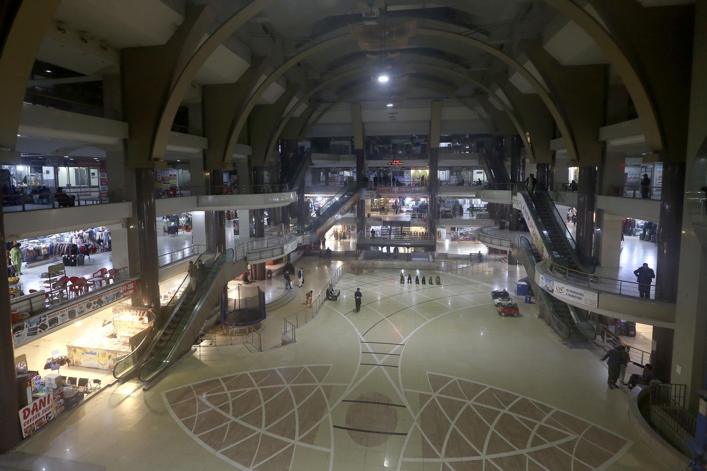 Pakistan, ekonomik kriz nedeniyle alışveriş merkezlerinin erken kapatılması talimatını verdi