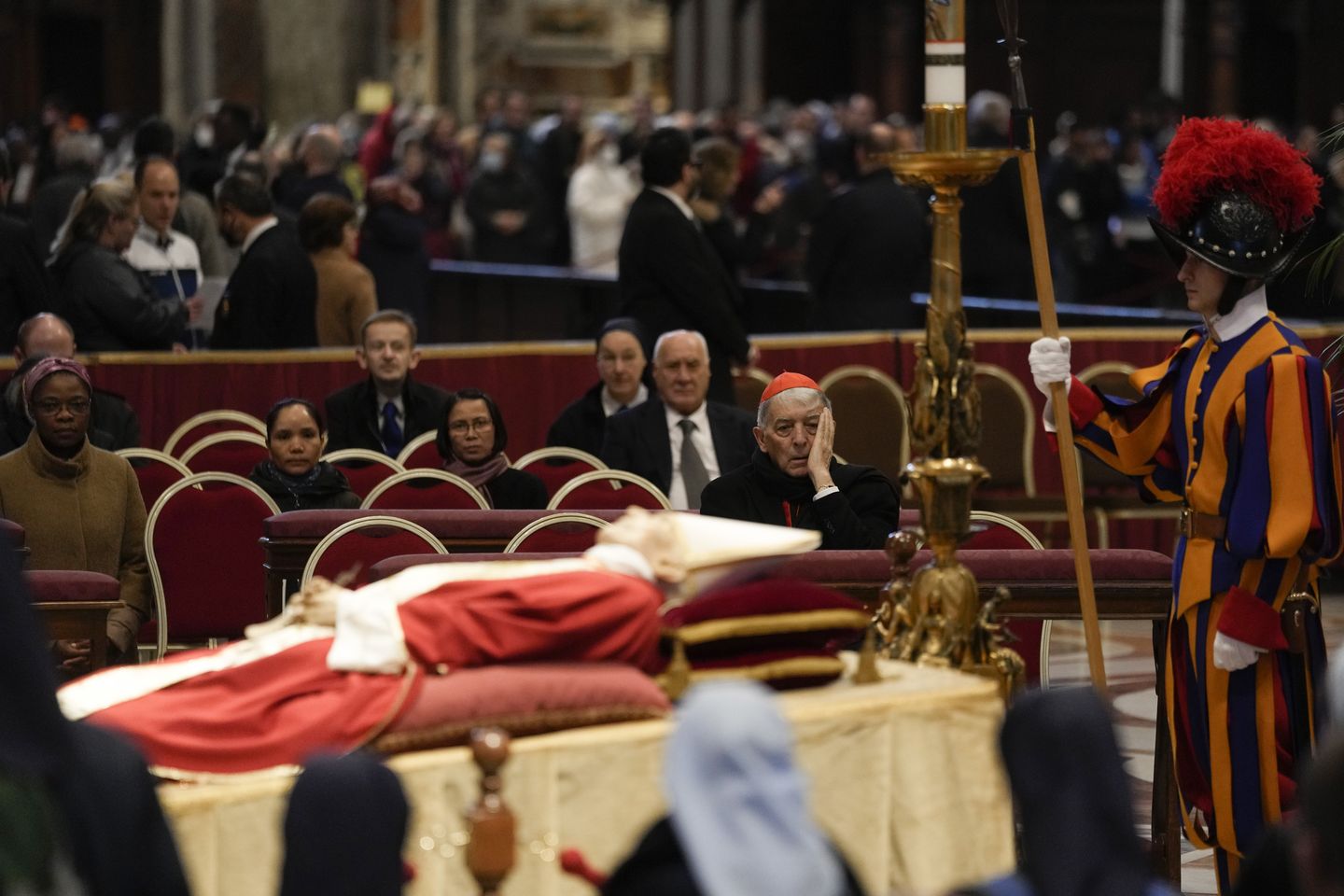 Paus Fransiskus memuji Benediktus yang ‘lembut’ menjelang pemakaman