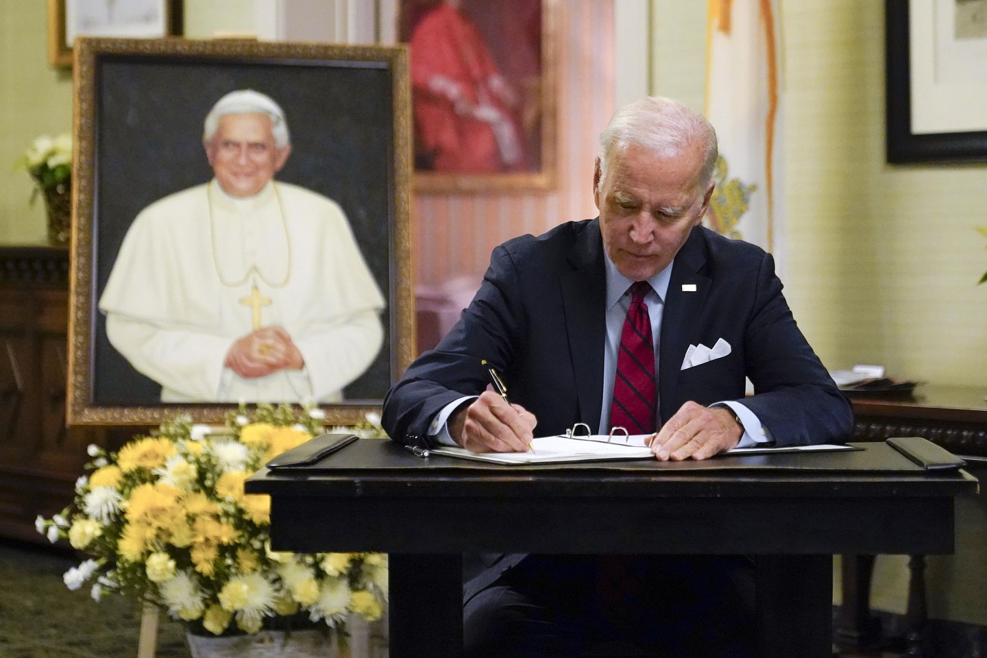 Joe Biden, Benedict XVI'yı onurlandırmak için Vatikan büyükelçiliğini ziyaret etti
