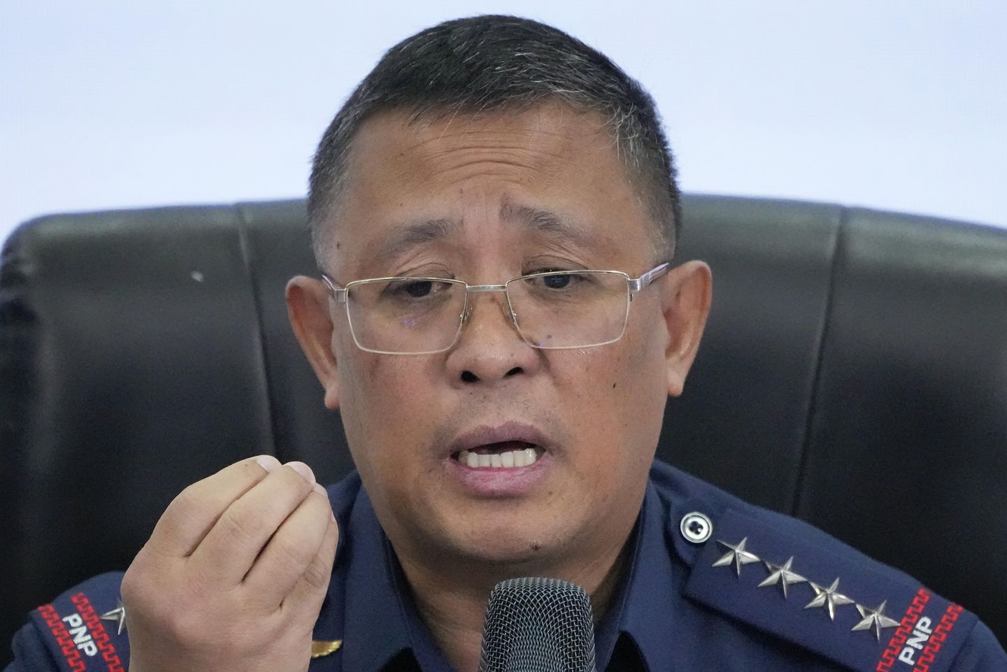 Filipin polis şefi uyuşturucu bağlantılı polisler yüzünden istifa etmeyi teklif etti