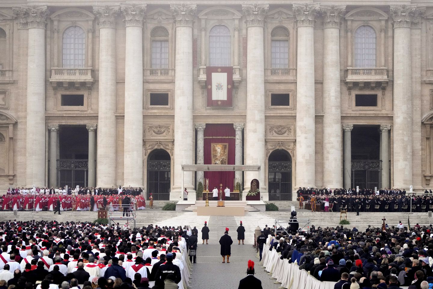 Papa'nın başkanlık ettiği cenazede sadık yas Benedict XVI