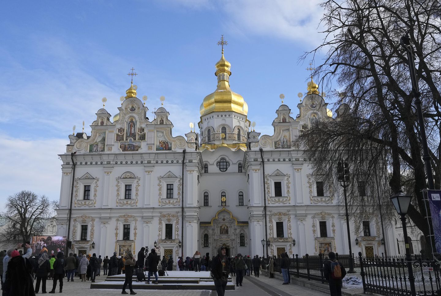 Ukraynalılar Ortodoks Noelini restore edilmiş kilisede kutluyor