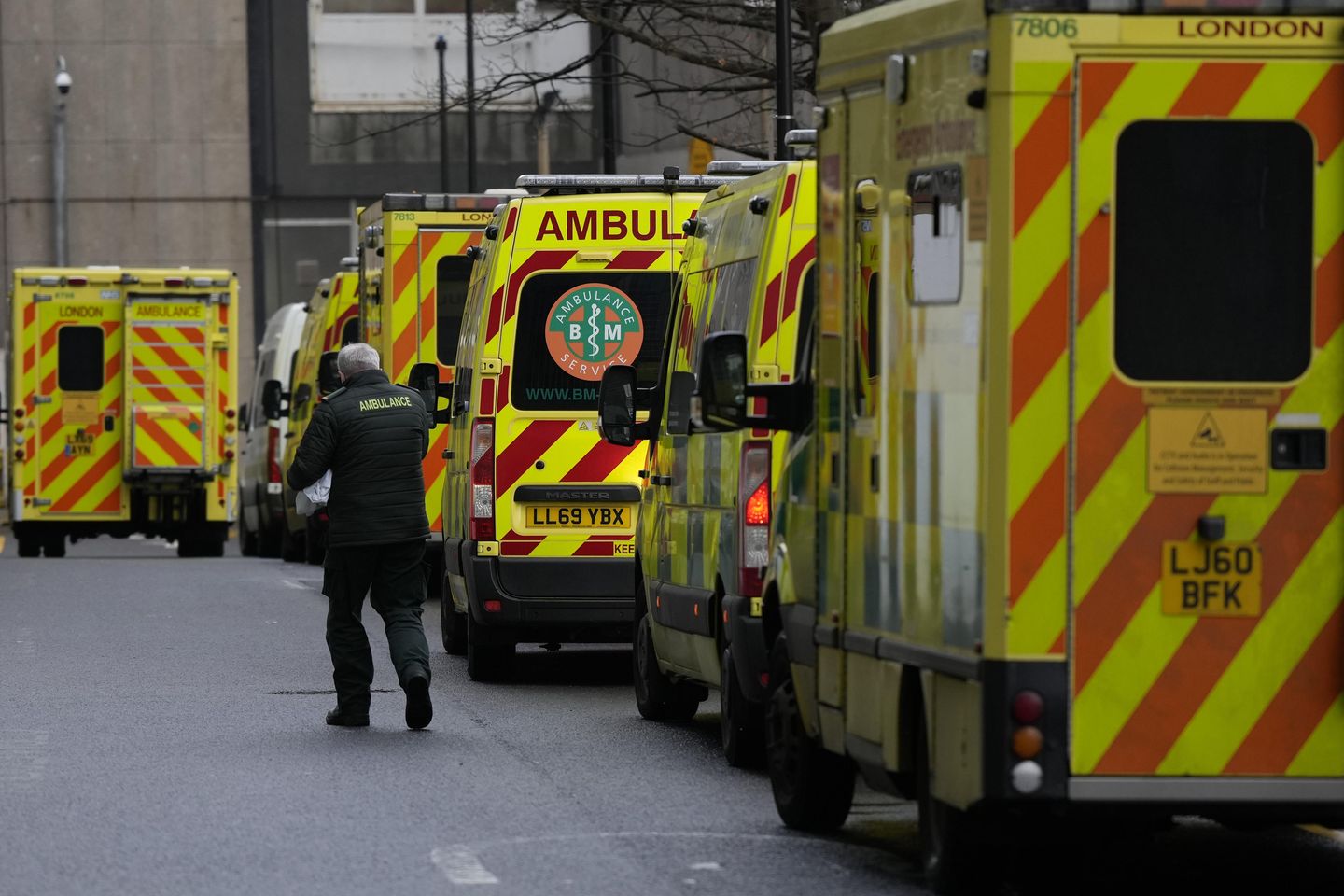 Birleşik Krallık ambulans çalışanları, grev eylemi dalgasına katılarak iş bıraktı