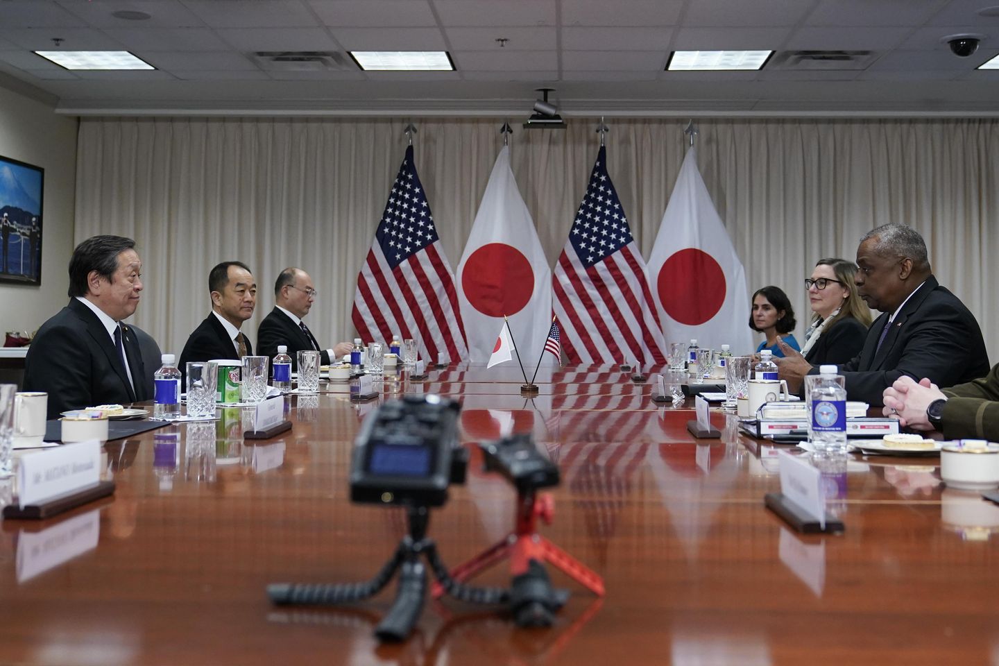 Biden ve Kişida, Japonya'nın güvenliği 'hızlandırmasını' tartışıyor