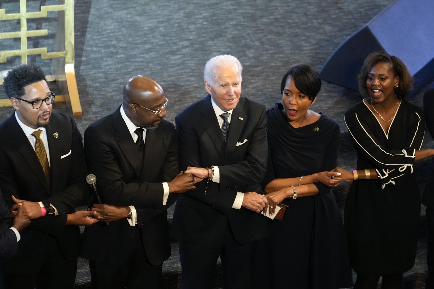 Joe Biden prijst zijn nominaties van zwarte vrouwen als federale rechters tijdens het Martin Luther King Jr Day-evenement